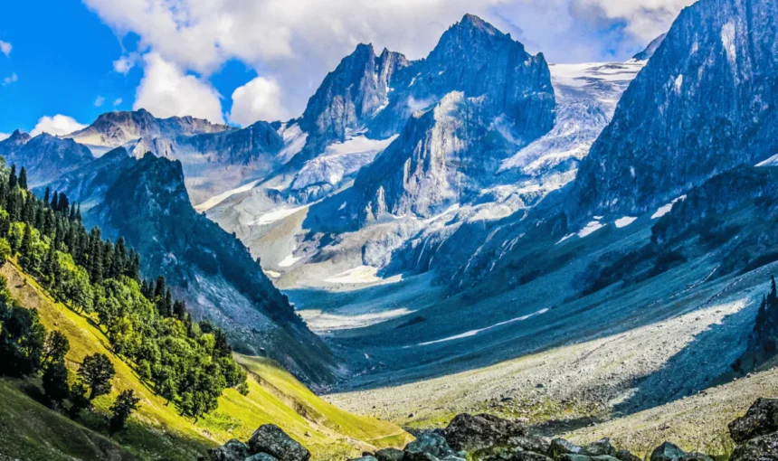 Discovering the Top 10 Hill Stations in Uttarakhand: A Traveler’s Guide