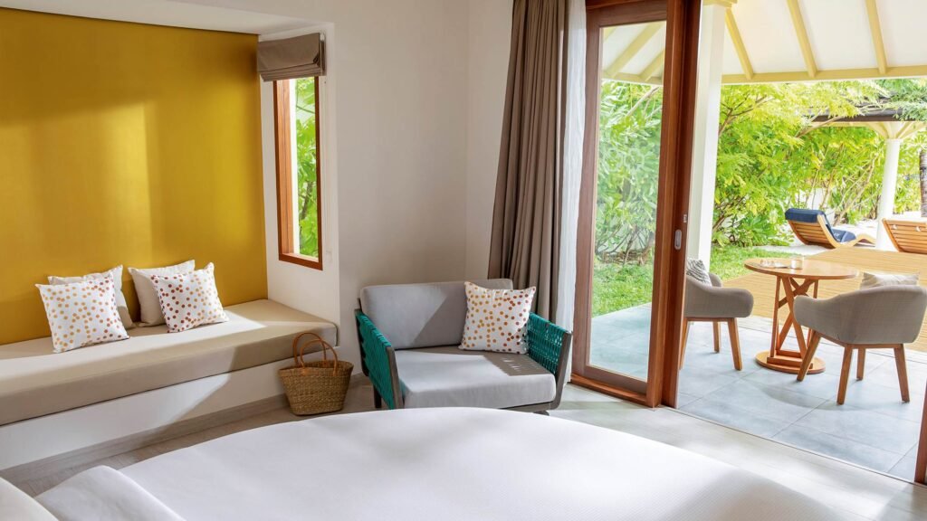 tb_olhuveliromance_mle_ac_1484578_romantic_beach_villa_with_pool_vim1_0256