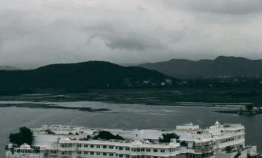 udaipur tour package city view whitewashed buildings