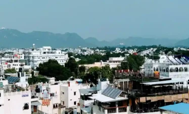 udaipur tour package city view with whitewashed buildings