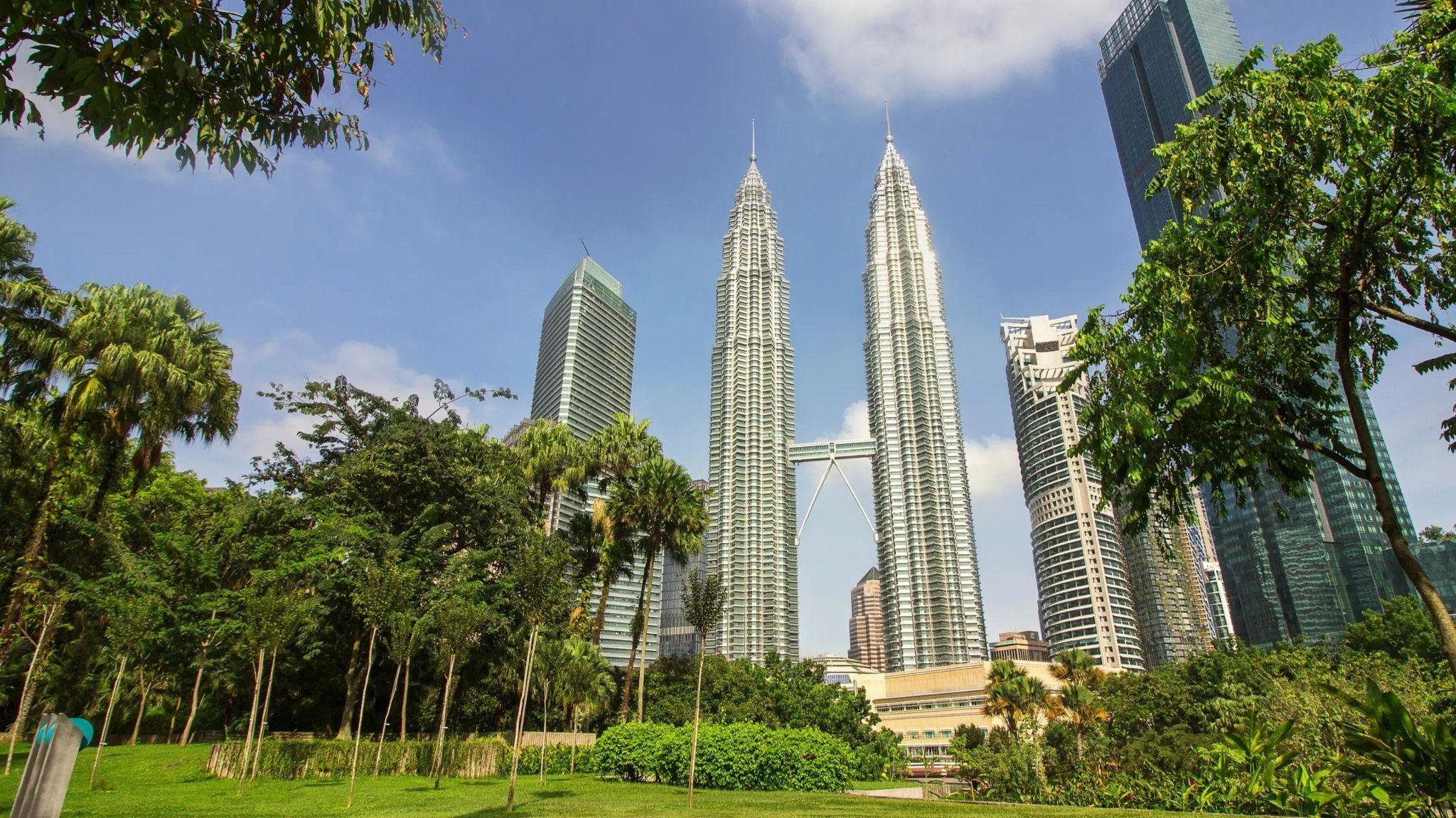 Family international trip planning cycle — choose destination, set budget, book tour package, apply for visa, prepare for travel, enjoy your vacation